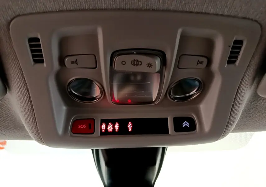 Panneau de commandes plafonnier gris clair avec boutons SOS et éclairage, intérieur d'une Citroën C3 2019 Shine Business