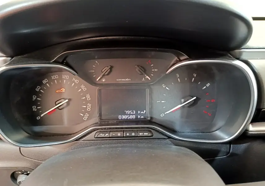 Vue rapprochée du tableau de bord de la Citroën C3 gris clair, affichant compteur et indicateurs numériques.