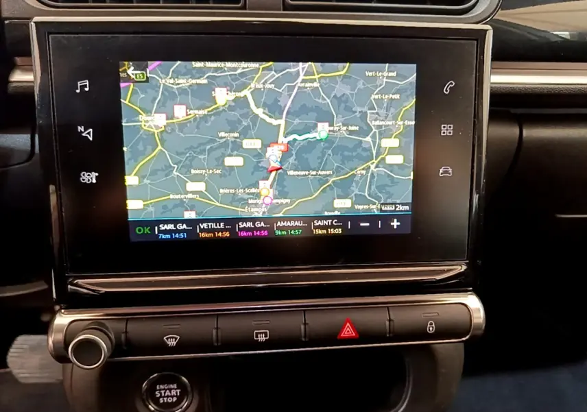 Écran tactile central affichant la navigation GPS dans l'habitacle d'une Citroën C3 gris clair, vue rapprochée.