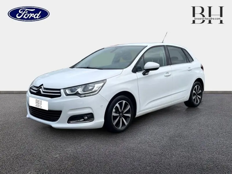 Citroën C4 blanc vue 3/4 avant droit, avec jantes alliage et feux LED caractéristiques.