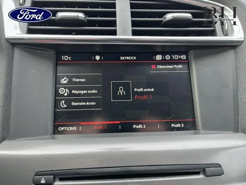 Écran tactile central de la Citroën C4 blanc, affichant les options de profils utilisateur et réglages audio.
