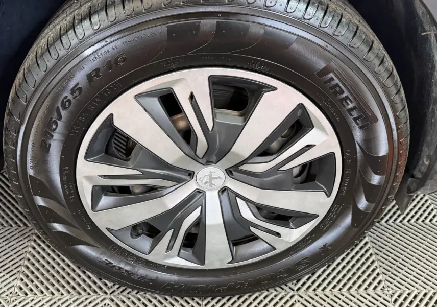 Gros plan sur la roue avant droite avec jante alliage grise du Peugeot 2008 blanc Diesel 2021.