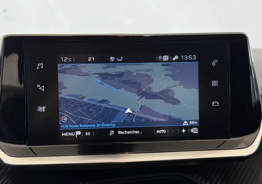 Écran tactile central du système de navigation du Peugeot 2008 blanc, affichant une carte en intérieur.