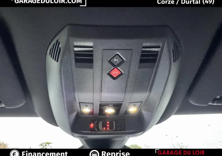 Vue intérieure du plafonnier avant du DS7 Crossback bleu, avec boutons SOS et éclairage d'ambiance activé.