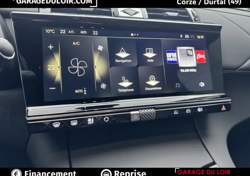 Écran tactile central du tableau de bord du DS7 Crossback 2024, affichant la climatisation et les options multimédias.