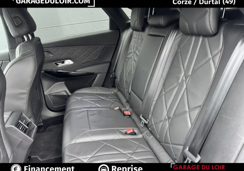 Vue côté droit de la banquette arrière en cuir noir matelassé du DS7 Crossback Bleu, avec ceintures et appuie-têtes visibles.