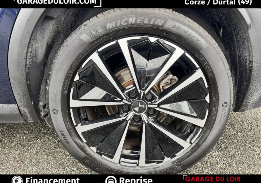 Gros plan sur la jante noire et argentée du DS7 Crossback Bleu, avec pneu Michelin Primacy 4 visible.