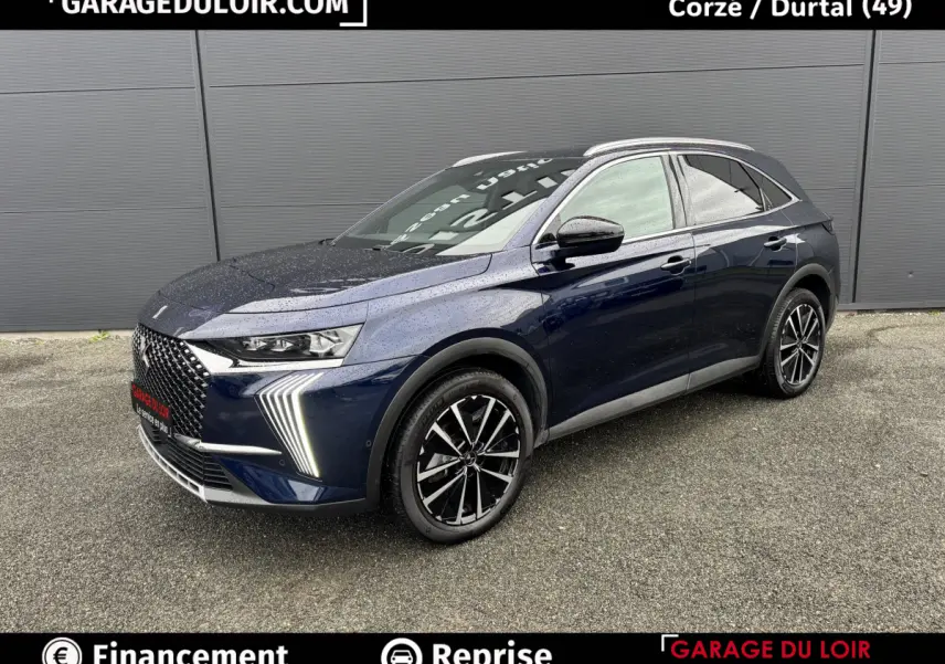 DS7 Crossback Bleu en 3/4 avant droit, avec calandre distinctive et feux LED verticaux allumés.
