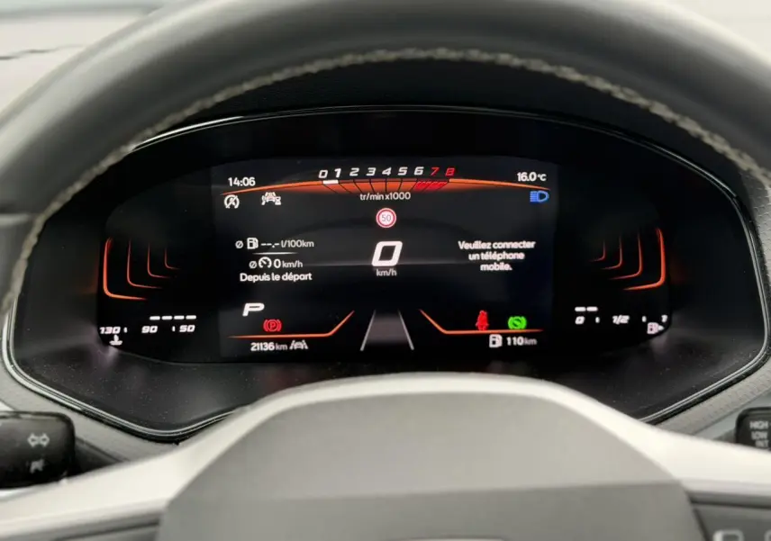 Vue rapprochée du combiné d'instruments digital de la SEAT Arona TSI 115 DSG Style, affichage moderne et clair.