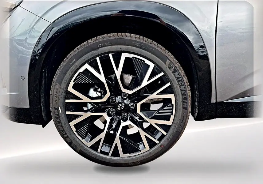 Gros plan sur la roue avant droite du Renault Austral gris schiste avec jante alliage noire et argentée design moderne.