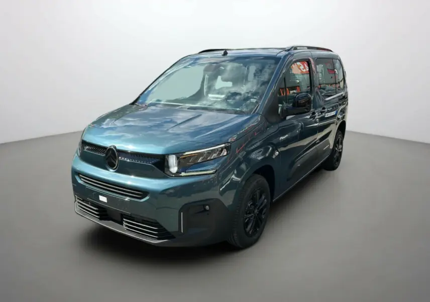 Citroën Berlingo BlueHDi 130 EAT8 Max 2025 en Kiama blue, vue 3/4 avant droit avec jantes noires distinctives.