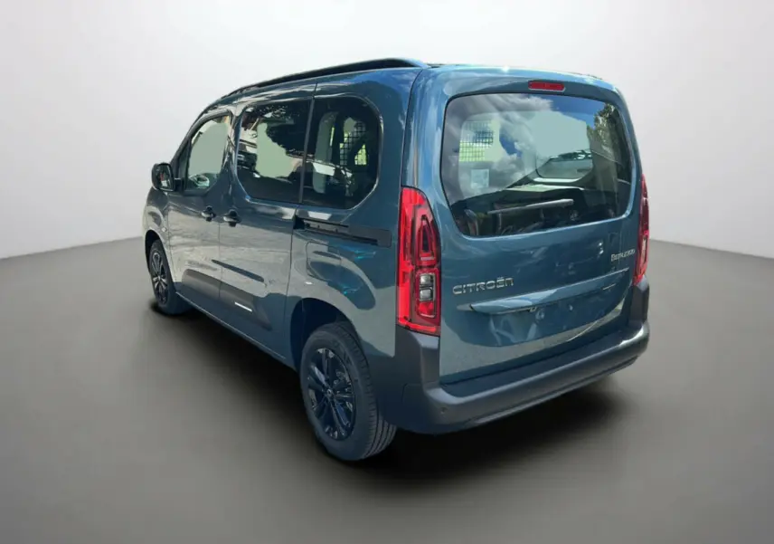 Vue 3/4 arrière droite du Citroën Berlingo 2025 Kiama blue, version BlueHDi 130 EAT8 Max avec vitres teintées et feux verticaux rouges.