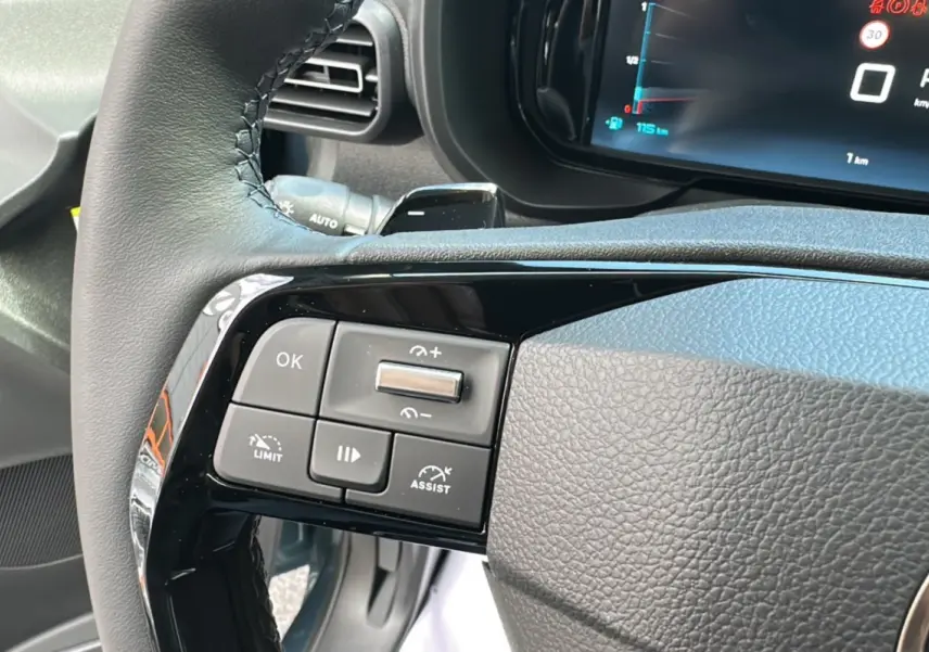 Gros plan sur les commandes au volant du Citroën Berlingo 2025, version BlueHDi 130 EAT8 Max, avec tableau de bord numérique.