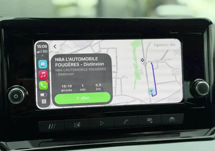 Écran tactile central du SEAT Arona 2025 affichant la navigation avec itinéraire et options connectées.