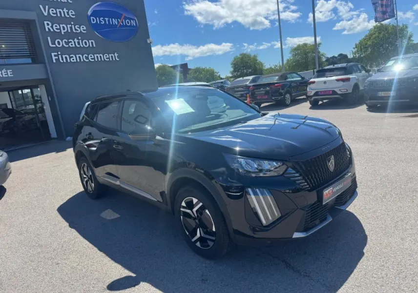 Peugeot 2008 Hybrid noir vue 3/4 avant droit, avec calandre distinctive et feux LED verticaux en concession.