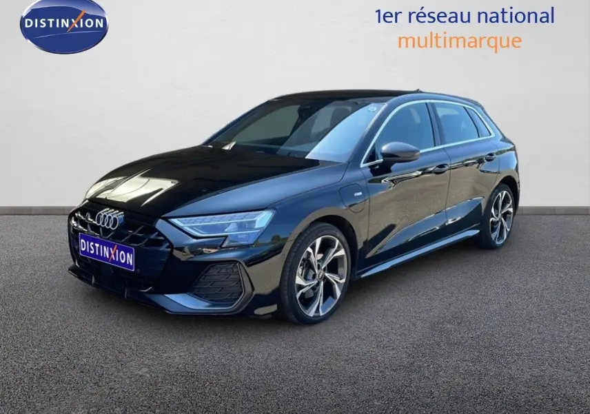 Audi A3 Sportback noir mito metal en 3/4 avant droit, mettant en valeur ses jantes alliage et son design dynamique.