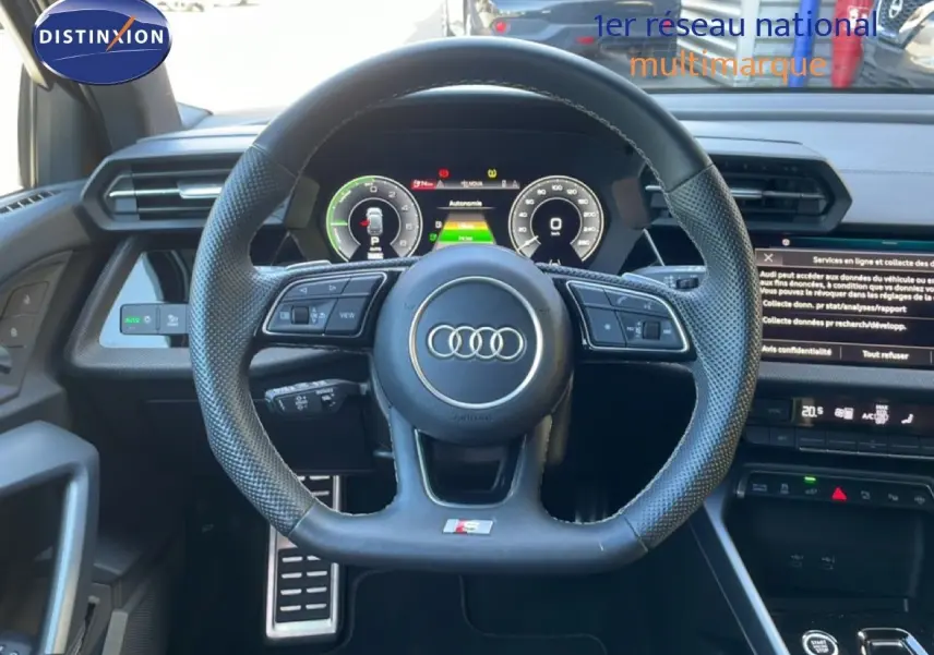 Vue intérieure centrée sur le volant S-Line en cuir perforé noir du tableau de bord de l'Audi A3 Sportback 2025.