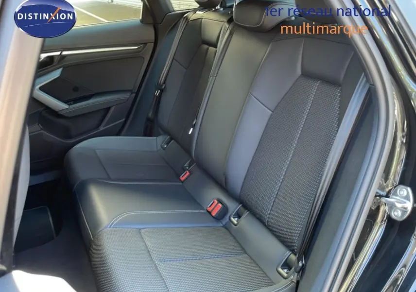 Vue intérieure côté droit montrant la banquette arrière en cuir noir avec surpiqûres contrastées de l'Audi A3 Sportback 2025.