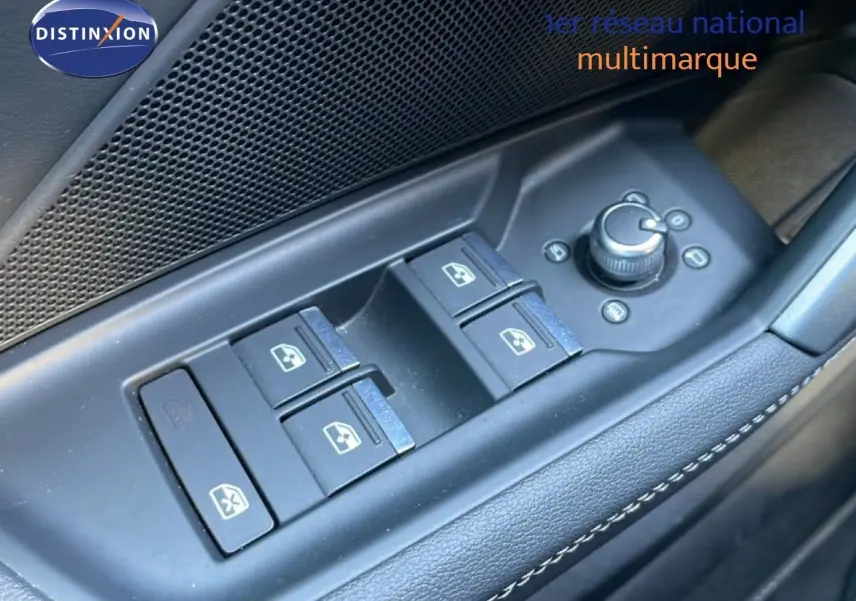 Gros plan sur les commandes des vitres et rétroviseurs côté conducteur de l'Audi A3 Sportback noir mito metal 2025.