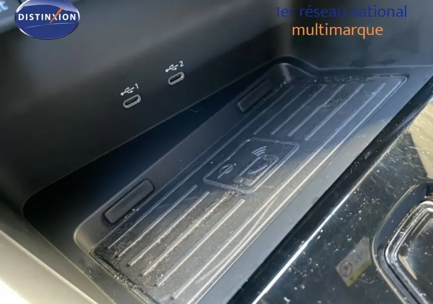 Gros plan sur la zone de recharge sans fil et ports USB-C dans l'habitacle noir de l'Audi A3 Sportback 2025.