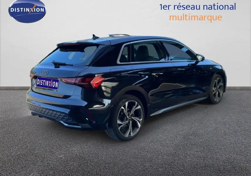 Audi A3 Sportback noir mito metal vue 3/4 arrière droit, avec jantes alliage et toit panoramique.