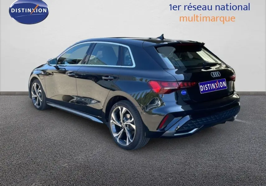 Audi A3 Sportback 40 TFSIe S-Line noir mito metal vue 3/4 arrière droit, avec jantes alliage et feux LED distinctifs.