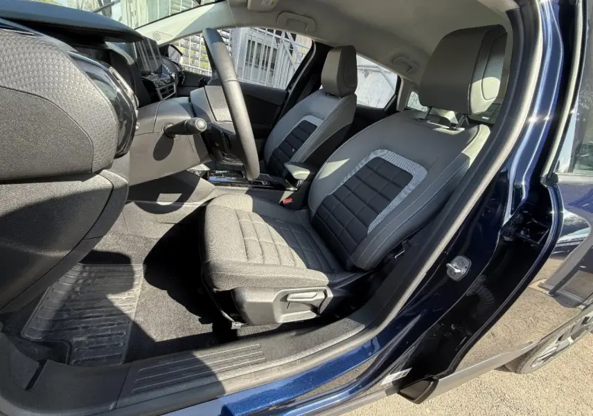 Intérieur côté conducteur du Citroën C4 2025 bleu eclipse, montrant les sièges tissu et tableau de bord moderne.