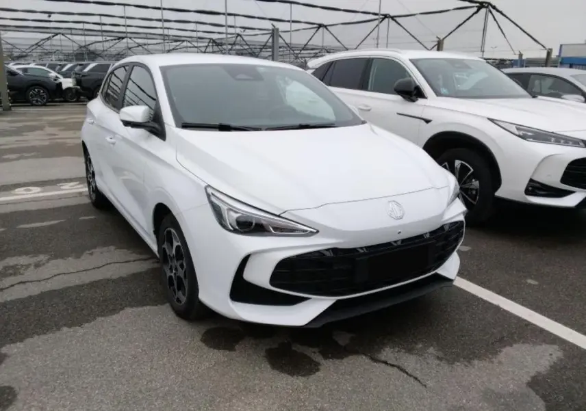 MG3 blanc Dover en 3/4 avant droit, avec calandre noire et jantes alliage 16 pouces visibles.