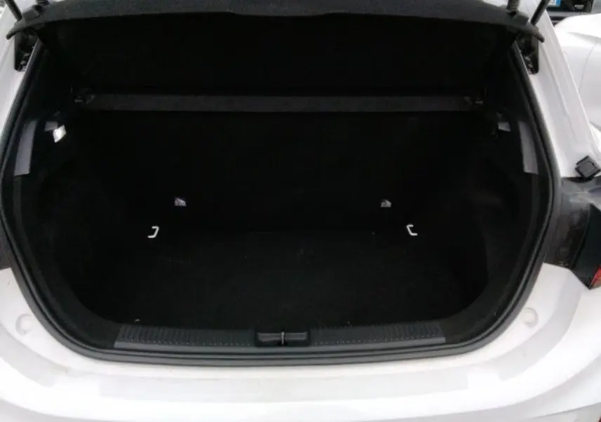 Coffre ouvert d’un MG3 blanc Dover 2025, vue arrière montrant l’espace de chargement noir et les fixations ISOFIX.