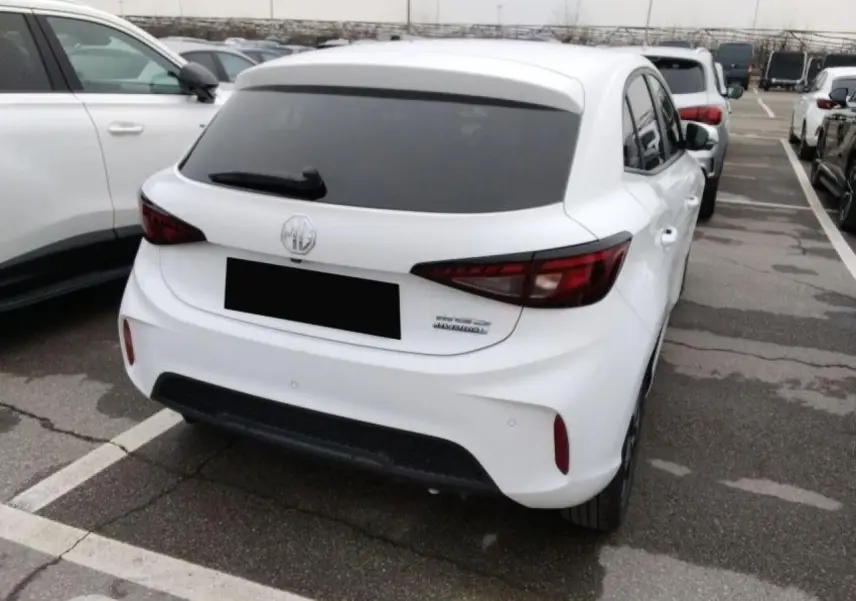 Vue 3/4 arrière droite d'une MG3 blanche Dover avec vitres arrière surteintées et feux arrière LED.
