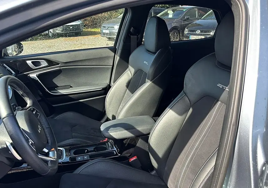 Intérieur vue côté conducteur du KIA Xceed gris, sièges sport GT-Line en cuir noir avec surpiqûres blanches.