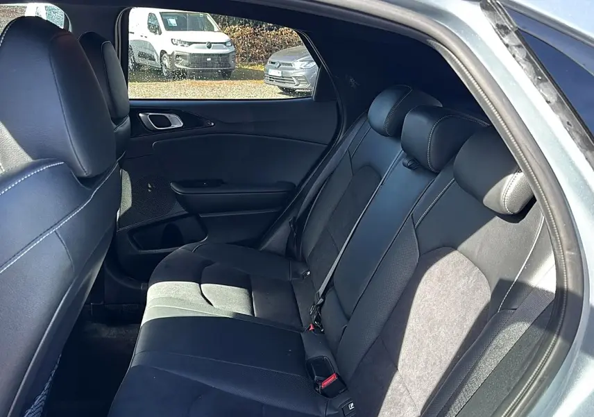 Vue intérieure côté droit sur la banquette arrière en cuir noir du KIA Xceed gris 2024, avec appuie-têtes et ceinture visible.