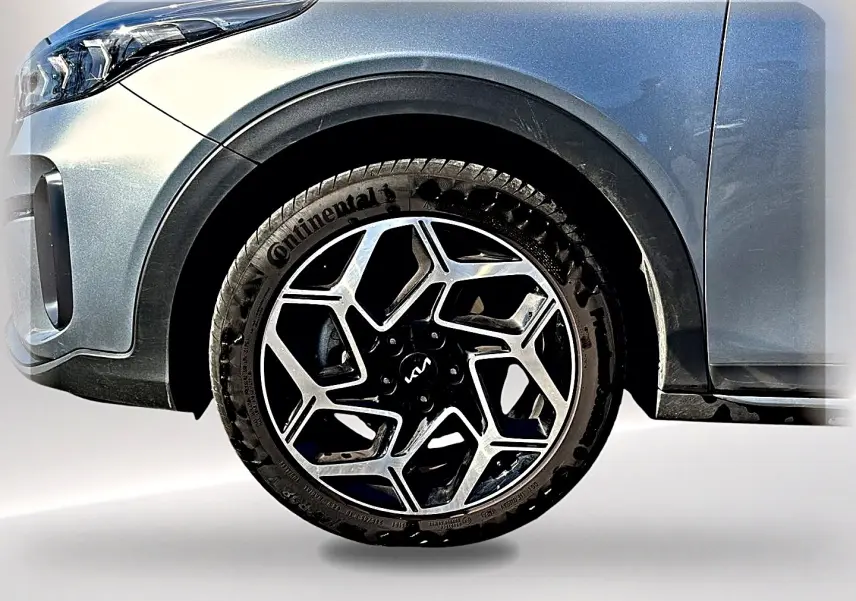 Gros plan sur la roue avant droite d’un KIA Xceed gris 2024 avec jante alu au design géométrique distinctif.