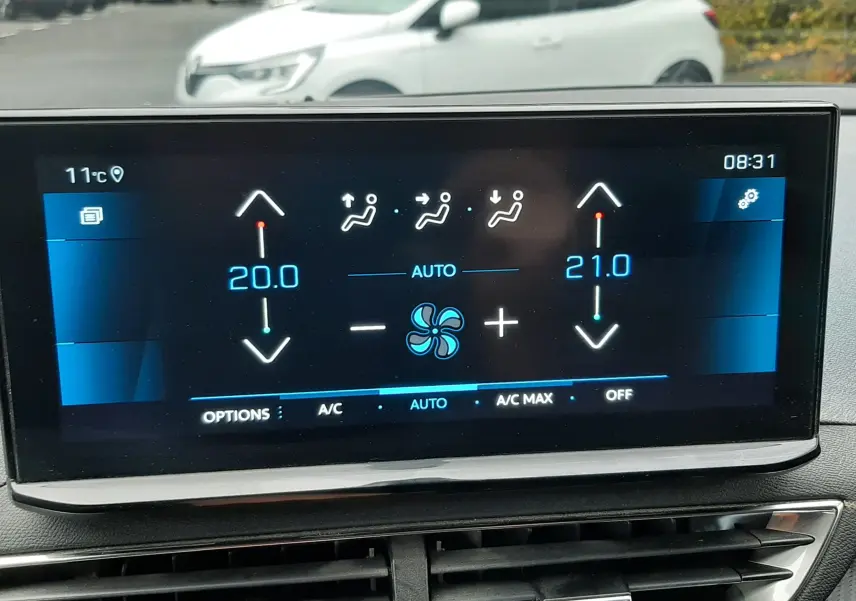 Écran tactile du système de climatisation automatique du Peugeot 3008 gris Artense, affichant les réglages de température.
