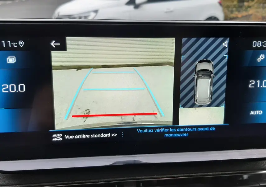 Écran multimédia du Peugeot 3008 Hybrid 136 e-DCS6 Allure Pack montrant la caméra de recul avec guidage dynamique.