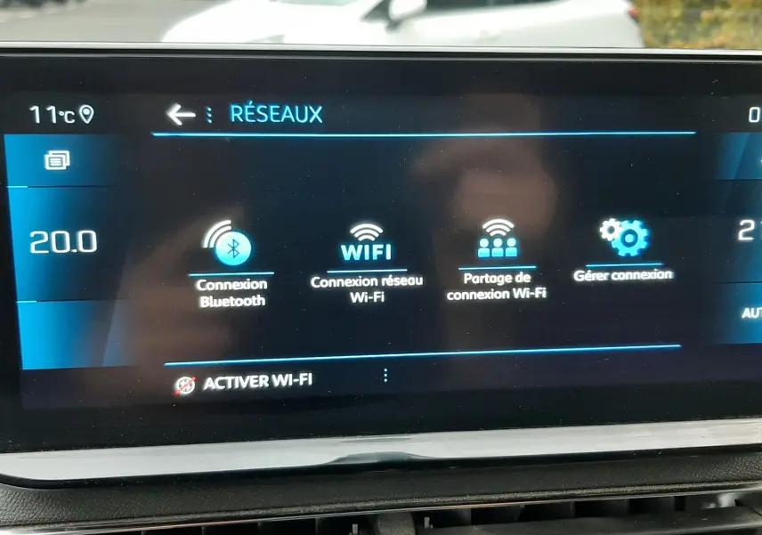 Écran tactile du système multimédia du Peugeot 3008 gris Artense, affichant les options de connexion réseau Wi-Fi et Bluetooth.