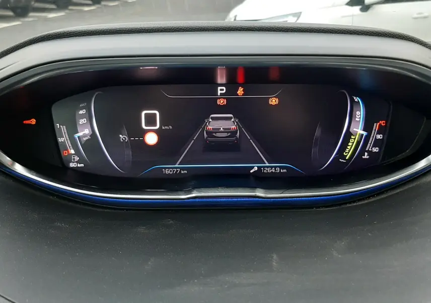 Tableau de bord numérique du Peugeot 3008 Hybrid 136 e-DCS6 Allure Pack, affichant vitesse et autonomie.