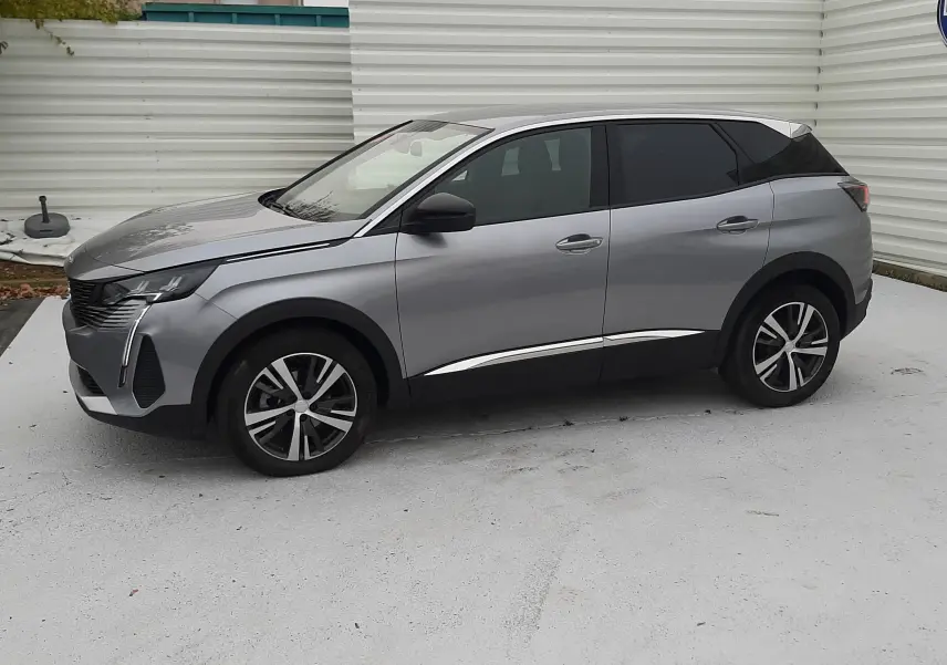 Peugeot 3008 Hybrid gris Artense vue de profil côté gauche, avec jantes biton et vitres teintées.