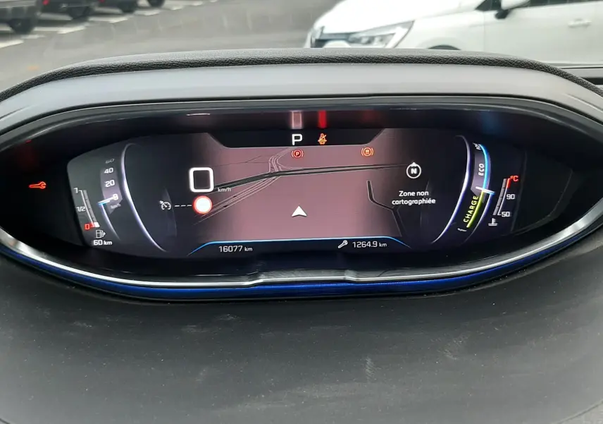 Tableau de bord numérique du Peugeot 3008 Hybrid 136 e-DCS6 Allure Pack affichant la vitesse et la navigation.