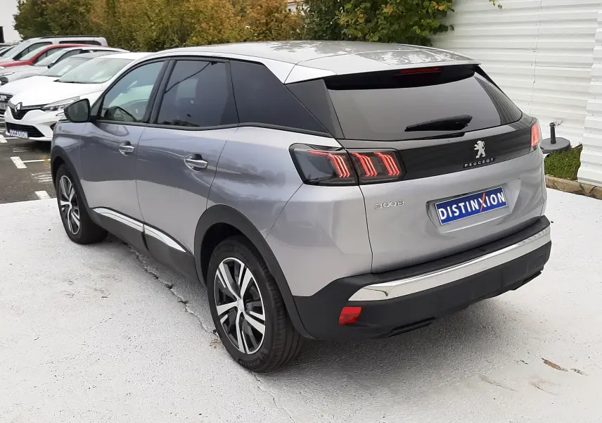 Peugeot 3008 Hybrid gris Artense vue 3/4 arrière droit, feux arrière à griffes et toit noir contrasté.