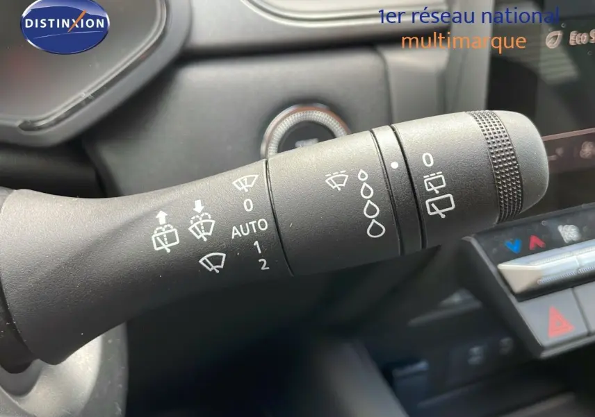 Gros plan sur la commande des essuie-glaces du Renault Captur rouge passion 2025 avec toit noir, intérieur noir.