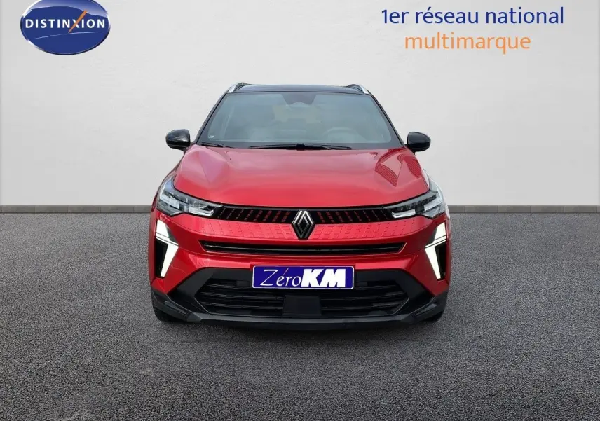 Vue frontale d'un Renault Captur E-Tech hybride rouge passion avec toit noir et éclairage LED distinctif.