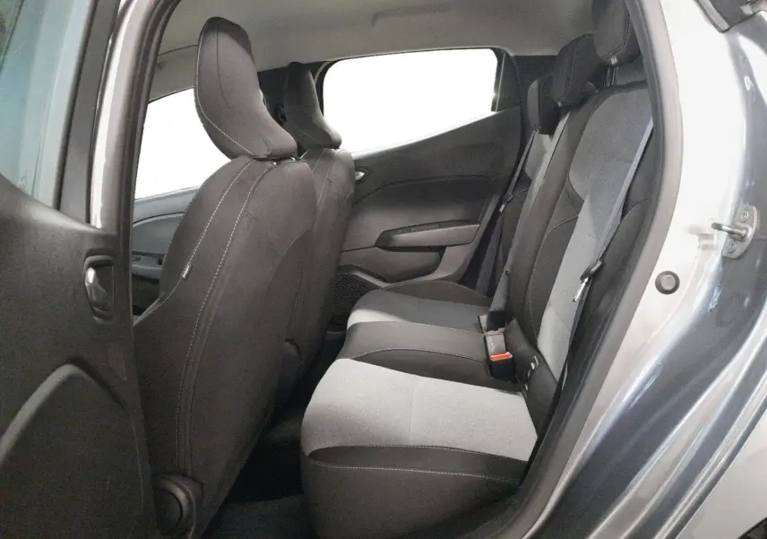 Vue intérieure arrière droite des sièges en textile gris et noir de la Renault Clio V PH2 TCE 90 Evolution gris schiste.