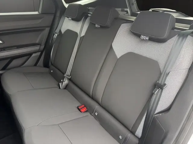 Banquette arrière 3 places grise du Dacia Bigster Journey Hybrid 155, avec appuie-têtes et ceintures visibles.
