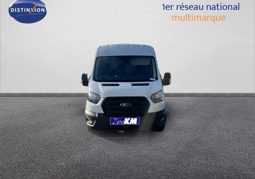 Vue frontale d'un fourgon Ford Transit blanc 2023 avec calandre noire et plaque d'immatriculation Zero KM.