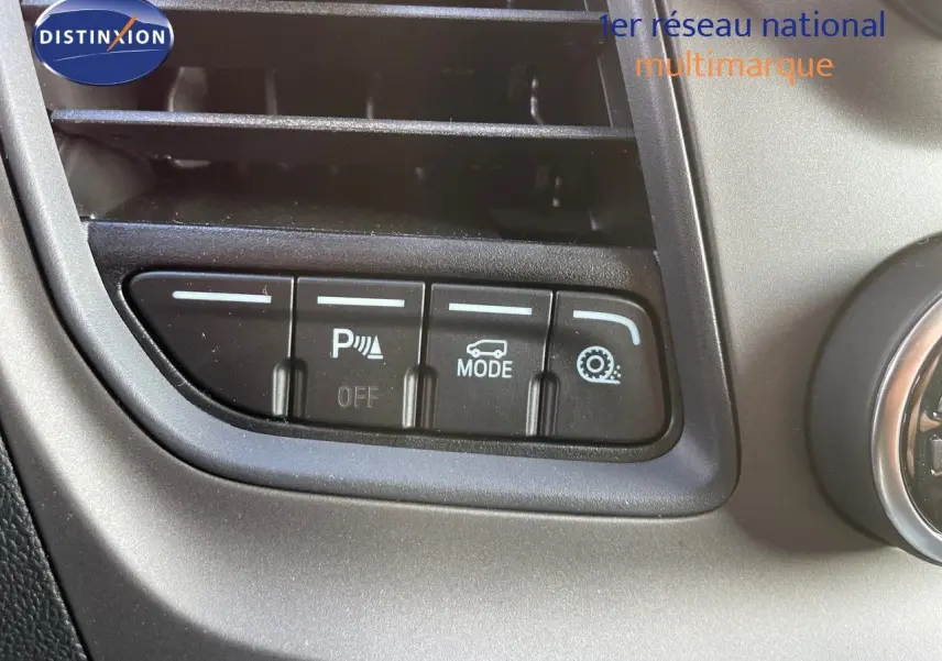 Gros plan sur les boutons de commande du tableau de bord du Ford Transit Fourgon blanc 2023, version Trend.