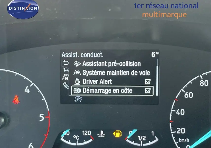 Tableau de bord du Ford Transit Fourgon blanc 2023 affichant les aides à la conduite et jauges moteur.