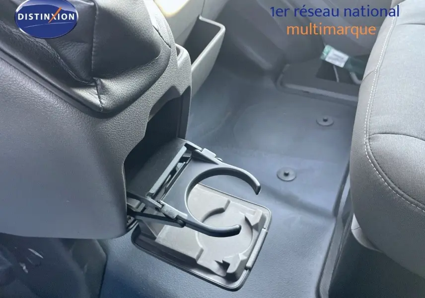 Porte-gobelet déployé côté conducteur dans l'habitacle gris du Ford Transit Fourgon blanc 2023.