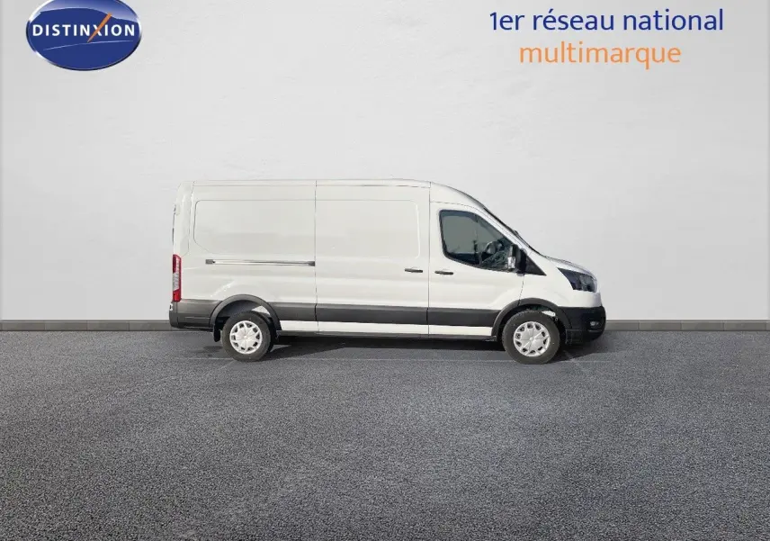 Ford Transit Fourgon blanc vu de profil côté gauche, stationné devant un mur clair avec logo Distinxion.