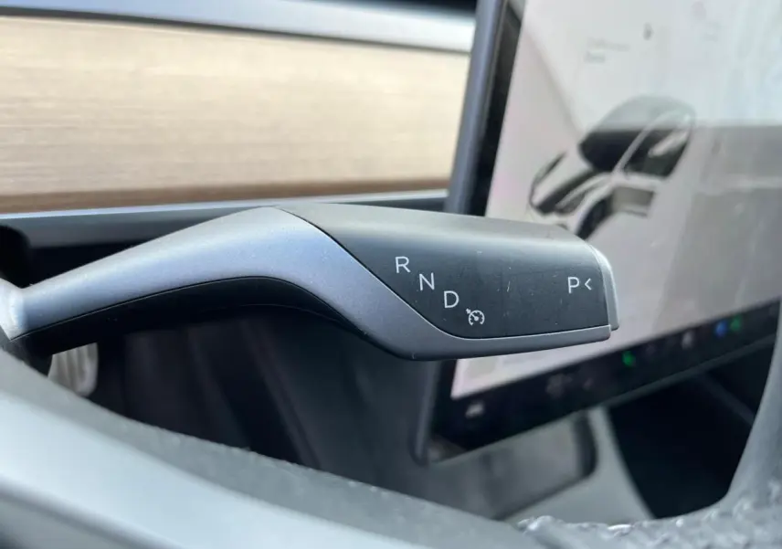 Le levier de vitesses noir de la Tesla Model 3 Standard Plus RWD 2022, vu en gros plan côté droit du volant.